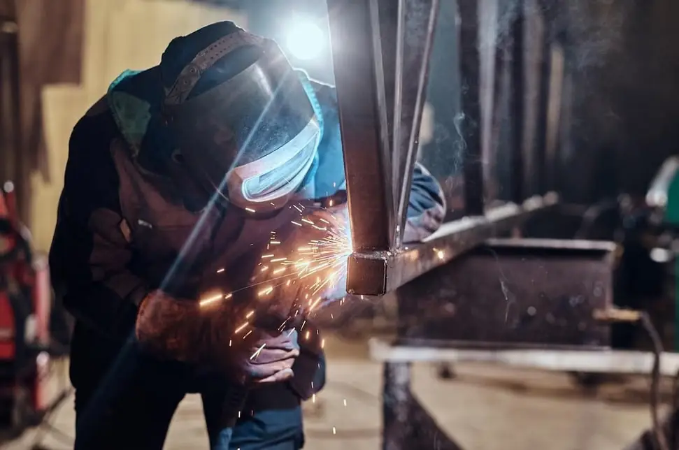 Educación Técnica para Soldadores Calificados: Forjando la Base de las Industrias