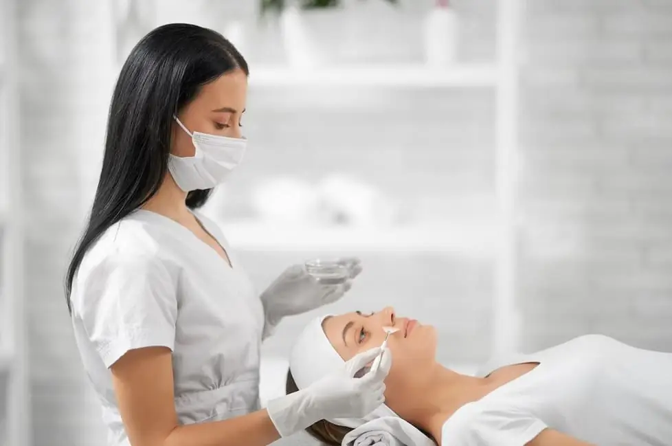 Capacitación Técnica en Cosmetología: Belleza y Negocios