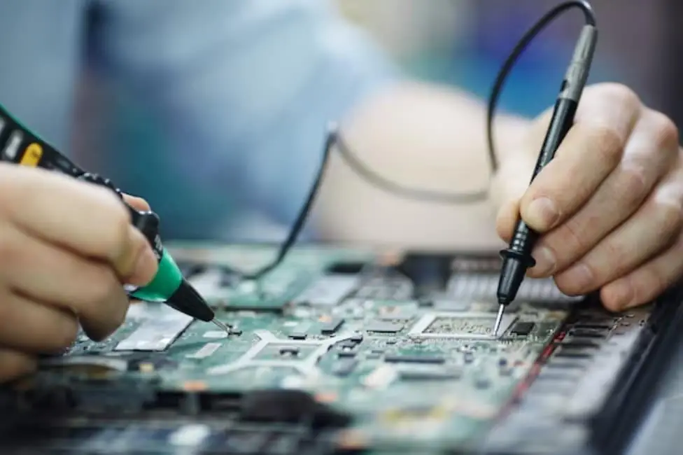 Habilidades Técnicas para Técnicos en Reparación de Electrónica: Manteniendo la Tecnología Funcionando Sin Problemas